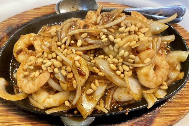 Sizzling Spicy Prawns (I) with Pine Nuts 松子铁板虾